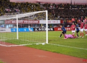 开云体育登录-关于足球队伍乘胜追击登顶国际赛场的信息