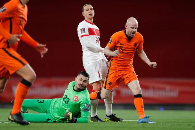 里昂血洗土耳其,德容完成帽子戏法 里昂血洗土耳其,德容完成帽子戏法