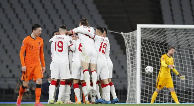 里昂血洗土耳其,德容完成帽子戏法 里昂血洗土耳其,德容完成帽子戏法