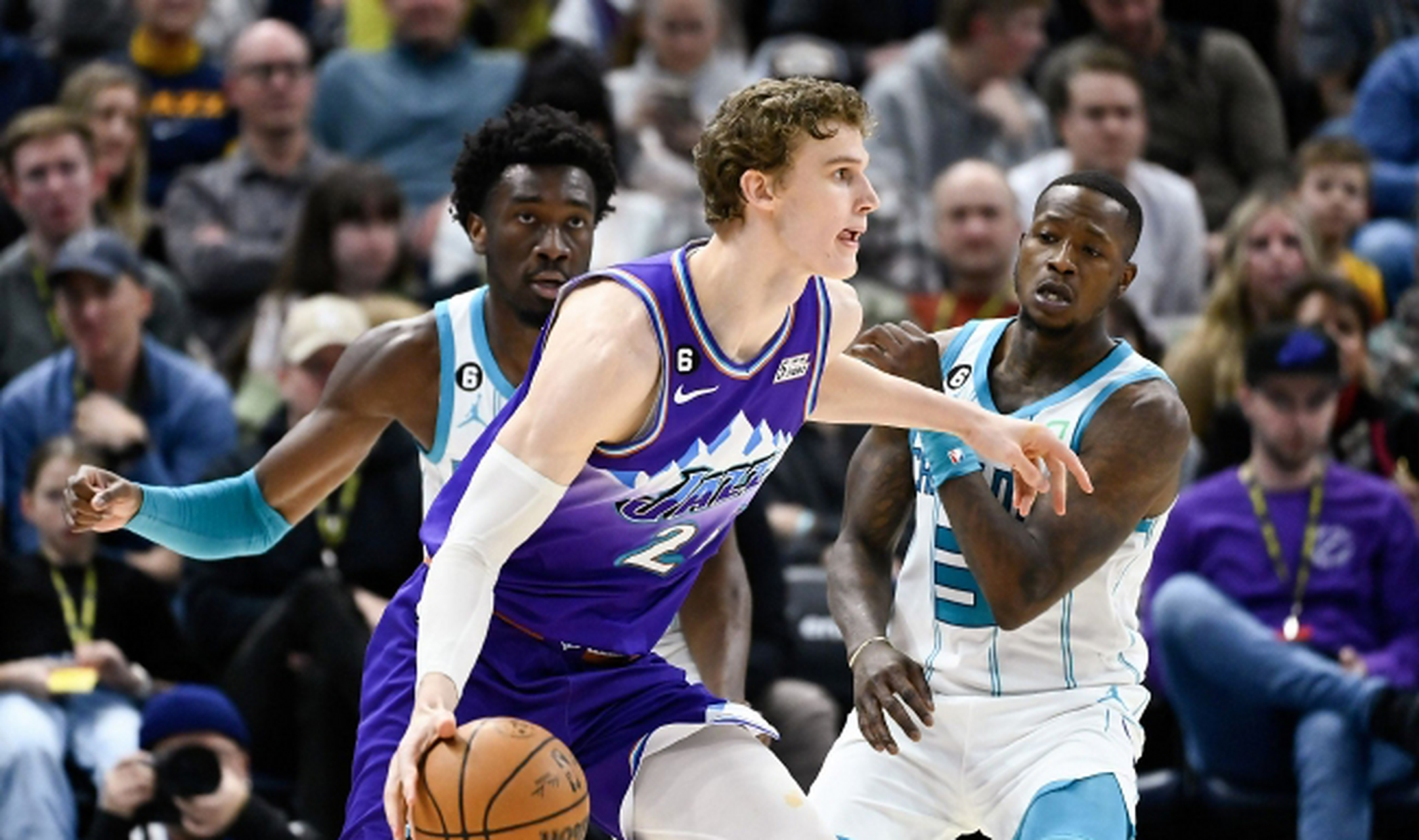 黄蜂轻取爵士,利拉德统治全场的简单介绍 黄蜂轻取爵士,利拉德统治全场的简单介绍