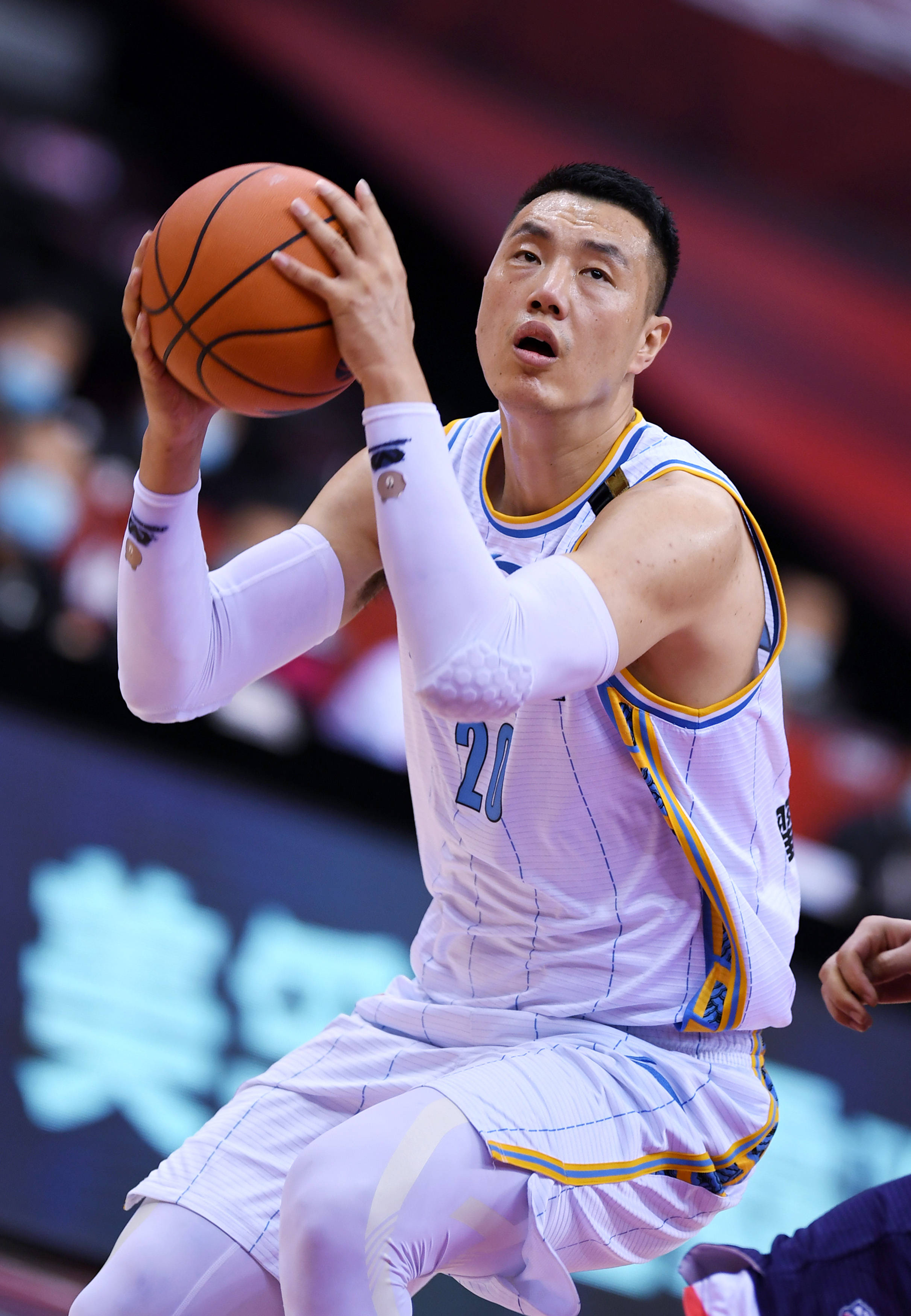 CBA赛场风云突变，全情投入拼搏奋斗