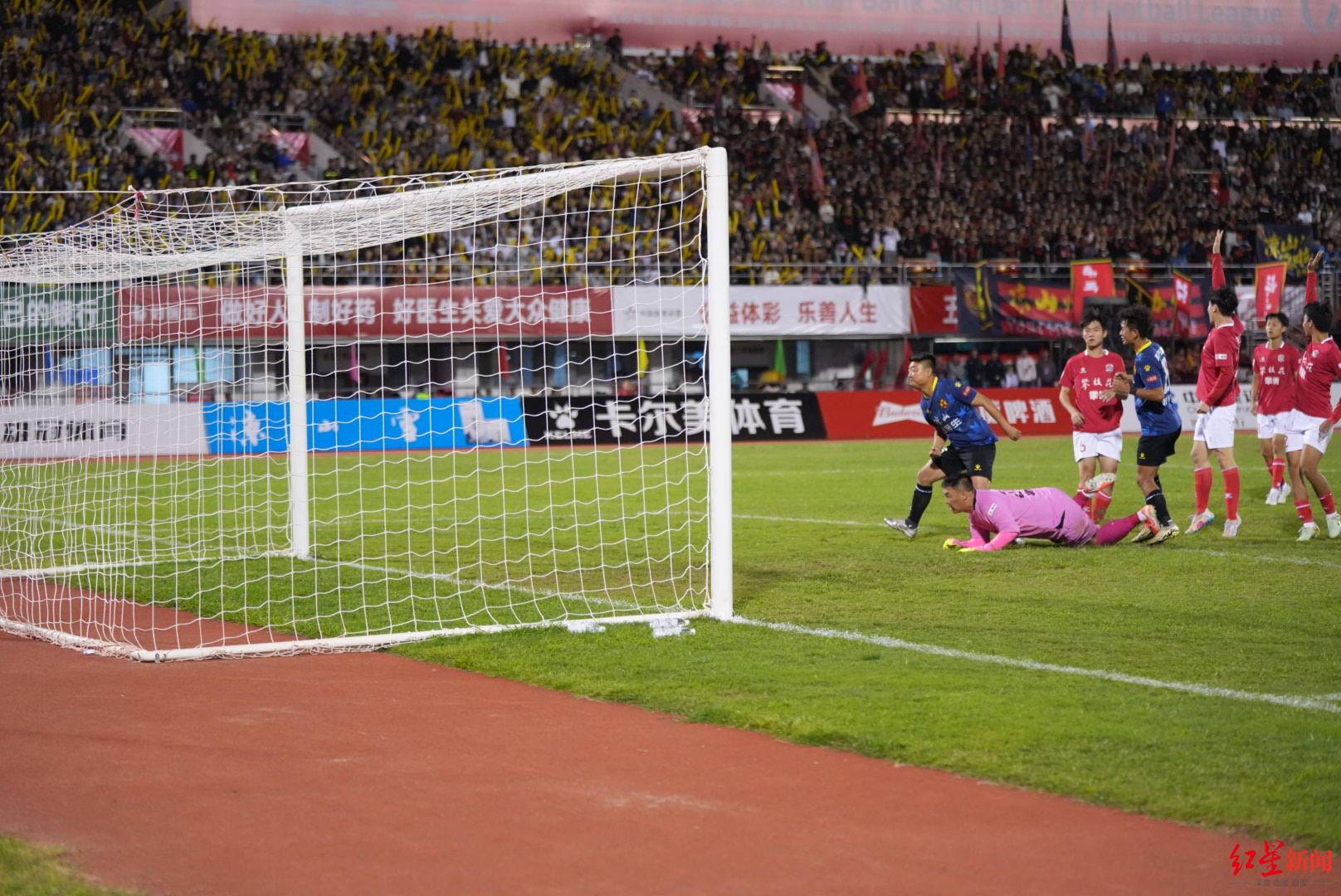 关于足球队伍乘胜追击登顶国际赛场的信息