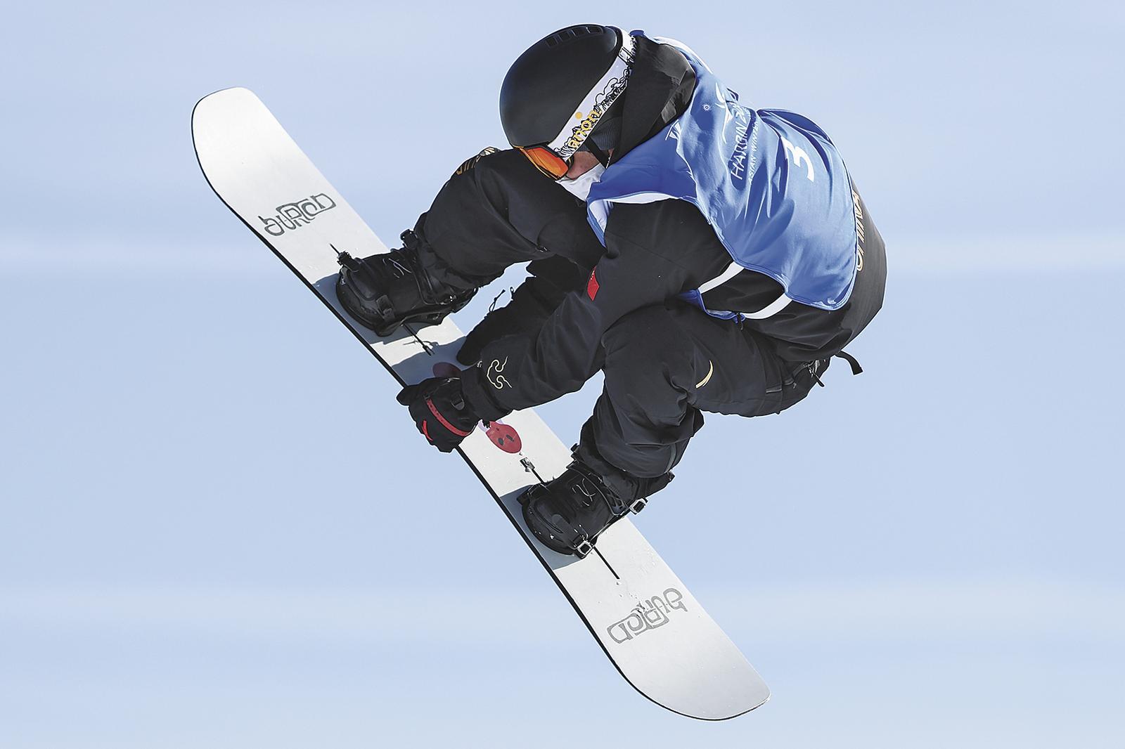 单板滑雪比赛中,选手飘逸滑过终点线!的简单介绍 单板滑雪比赛中,选手飘逸滑过终点线!的简单介绍