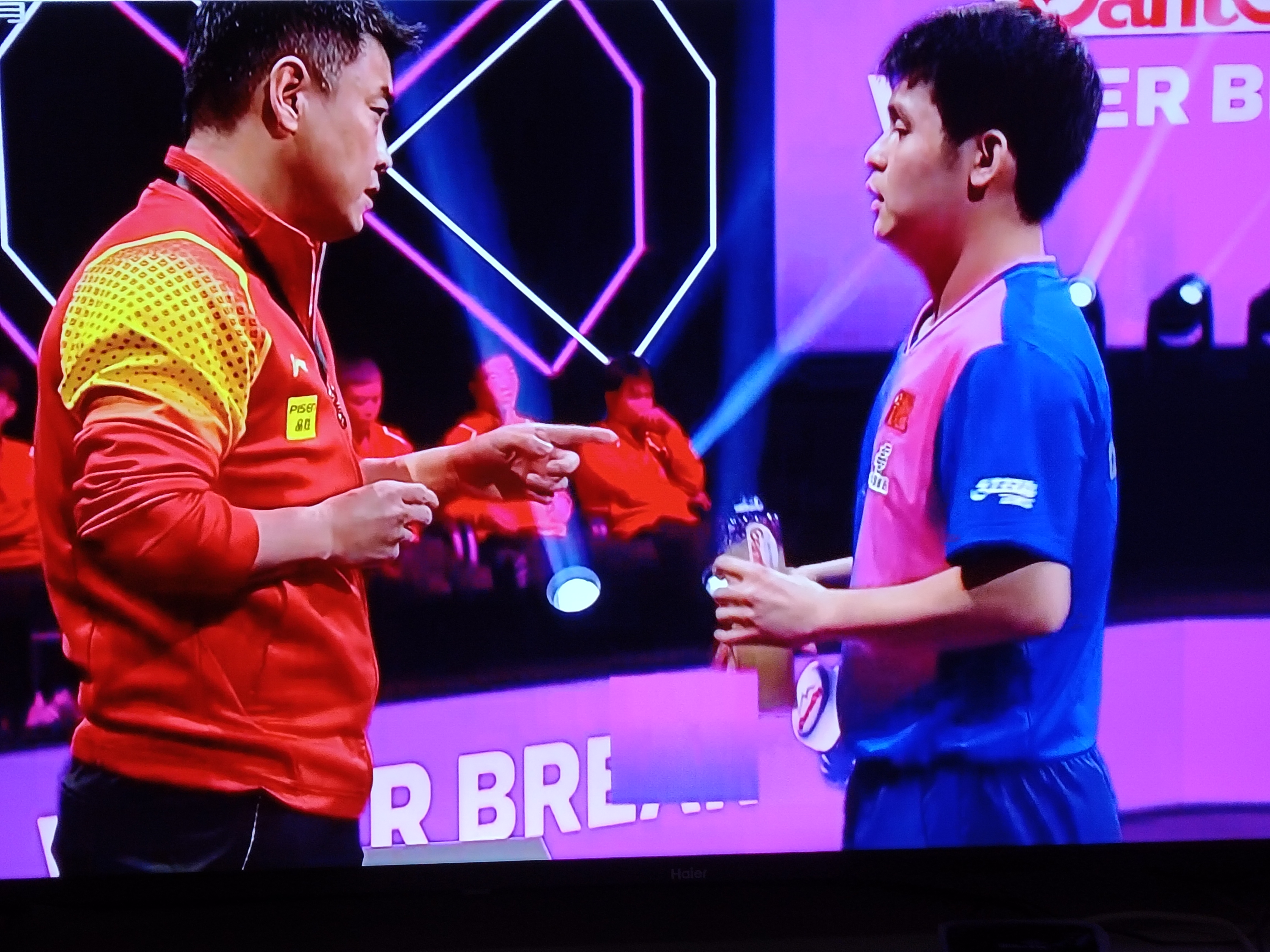 包含法国乒乓球队翻盘日本乒乓球队，王皓制霸全场的词条